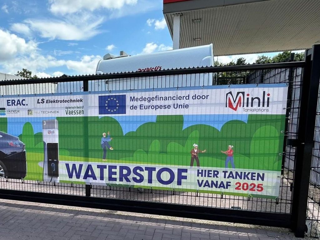 Minli is aan de Einsteinstraat in het Limburgse Landgraaf gestart met de realisatie van een waterstoftankstation. Grote doeken geven aan dat er vanaf 2025 op het servicestation waterstof kan worden getankt. Het moet het eerste waterstoftankstation van Zuid-Limburg worden.