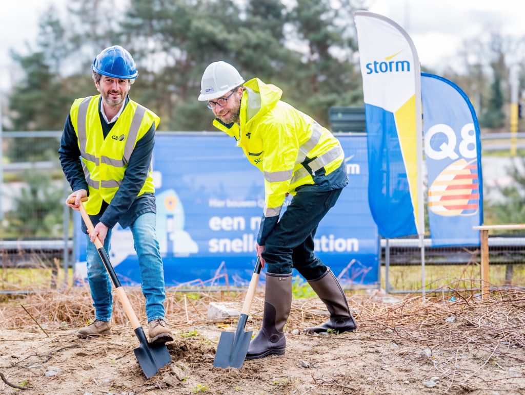 Q8 en energiebedrijf Storm zijn in België gestart met de bouw van de eerste vier van in totaal zo’n tweehonderd snellaadstations. Nog vóór het einde van de maand juli moeten de eerste vier Q8 electric laadlocaties openen. De helft van alle laadlocaties in België, een project waarmee zo’n 250 miljoen euro is gemoeid, krijgt ook een shop en restaurant.