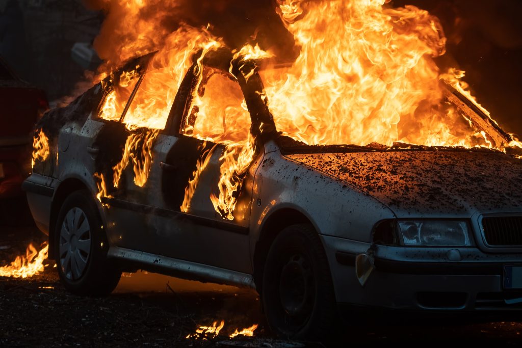 Toen de brandweer ter plaatse kwam stond de auto al in lichterlaaie.